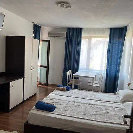 Paunovi Πανσιόν